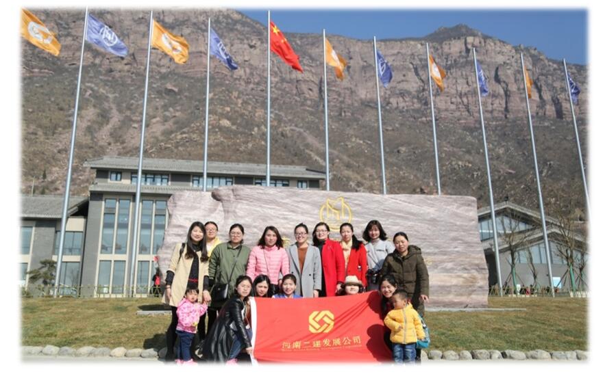 登山享旖旎春光，攜手秀發(fā)展麗人