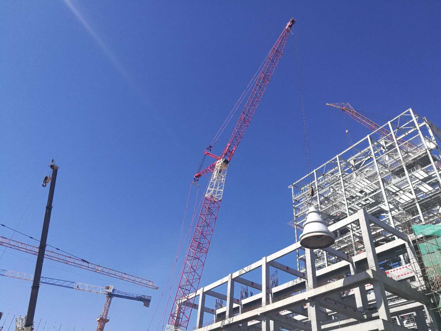 新疆五五電廠側(cè)煤倉(cāng)間鋼煤斗吊裝圓滿(mǎn)完成
